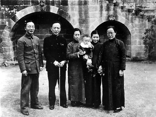 郭沫若去世后，妻子整理遗物时发现一张老照片，不久她便自尽而亡