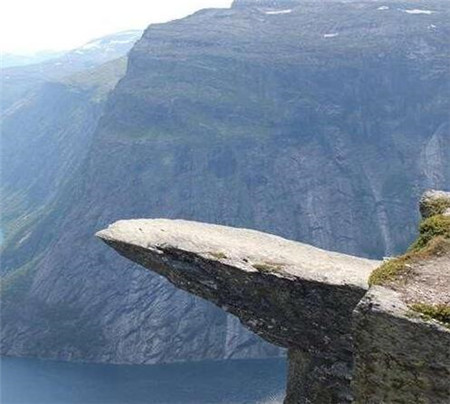 但是这处悬崖,被大家称为是"死亡之崖",有上千人在这里跳崖而亡,并且