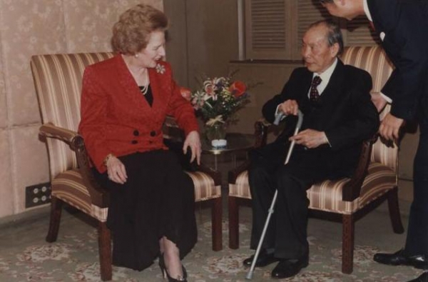 中国将军在美国隐居50年，英国首相弯腰握手，身份曝光轰动一时