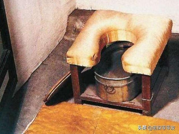 慈禧上厕所，为什么每个服侍的人嘴里要含口水？有味道有温度