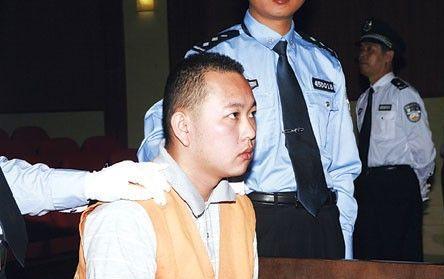 之后,兰新诚将覃巧平捆绑后推至卫生间,还在她的左小腿捅了一刀.