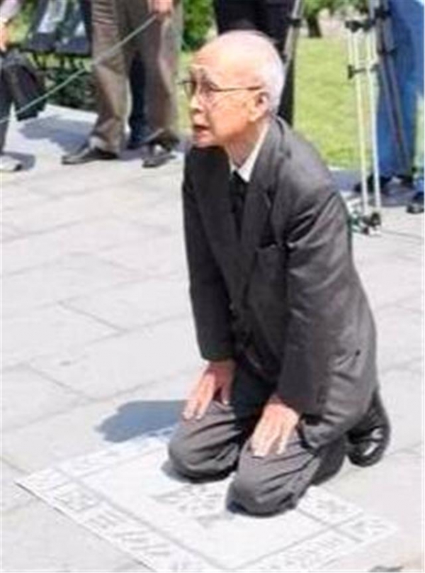 91岁日本老兵在卢沟桥下跪谢罪：我死后骨灰撒在中国，任人践踏