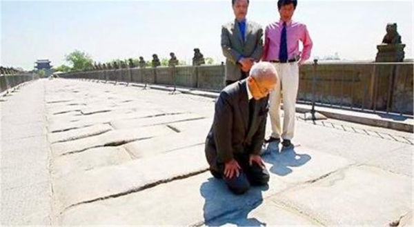 91岁日本老兵在卢沟桥下跪谢罪：我死后骨灰撒在中国，任人践踏