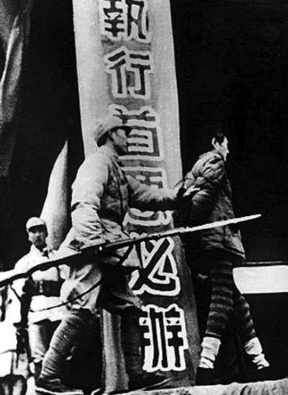 新中国第一起“枪下留人”案:犯人反常引起注意