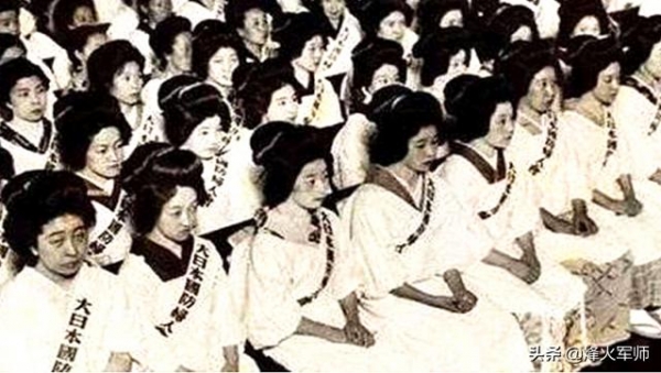 二战时的日本女人到底有多坏？看完才知道，原子弹下真的无冤魂