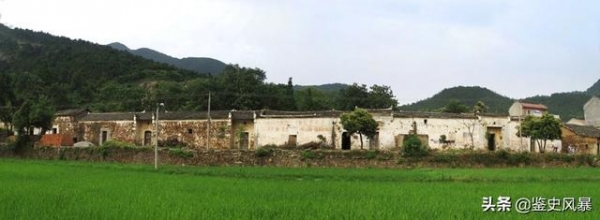 蒋纬国婚姻悲剧：娶了年轻20岁的后妻,却难忘旧爱,遗言与前妻合葬