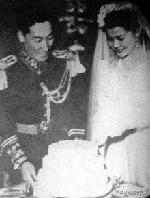 蒋纬国婚姻悲剧：娶了年轻20岁的后妻,却难忘旧爱,遗言与前妻合葬