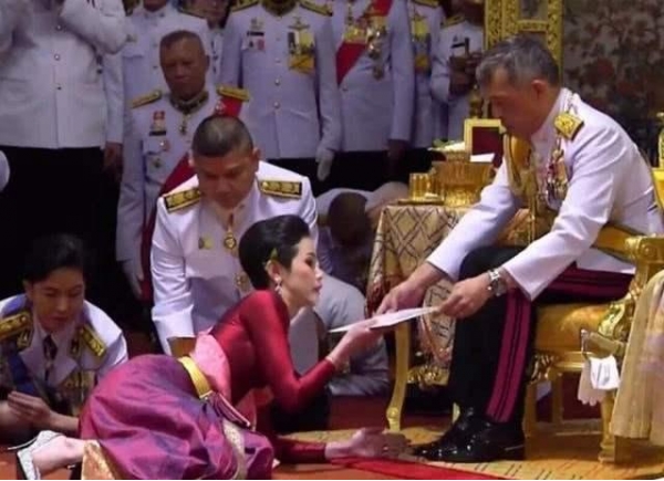 为何泰国人如此尊敬国王？
