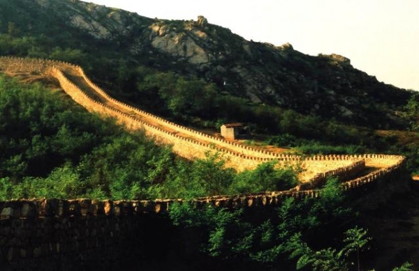 长城2000年屹立不倒，秦始皇到底用了什么黑科技？说出来你别不信