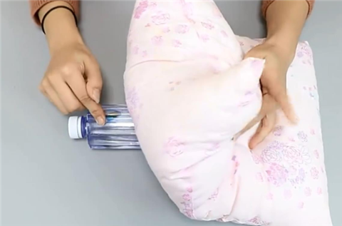 妙用一:预防颈椎病因为人的颈椎呈现出生理性前凸的现象