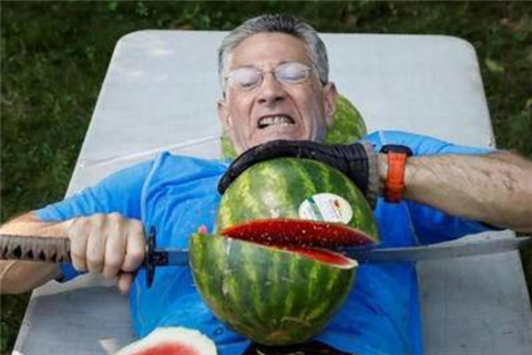 男子另类切西瓜竟创吉尼斯世界纪录