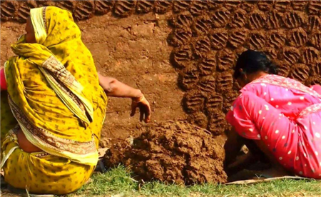 非洲习俗太奇葩女人牛粪头发定型做项圈涂得越多越受男人喜爱5