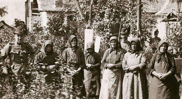 因打骂妻子，15年村中300多名男人全部去世，直接沦为“寡妇村”