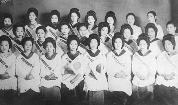 抗日战争时期，为何日本女兵只穿裙子？