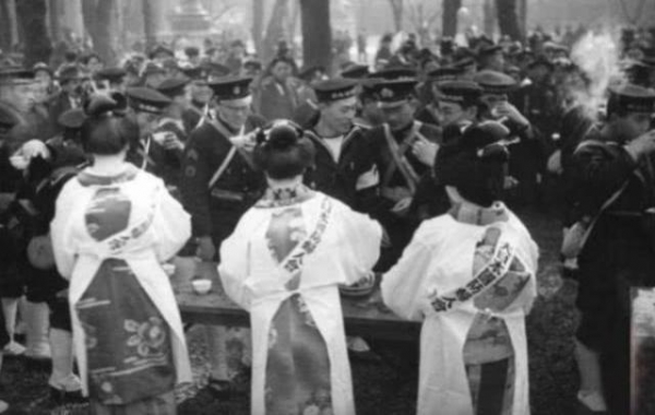 抗日战争时期，为何日本女兵只穿裙子？