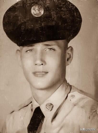 越战最经典士兵照：这个年轻美国兵后来怎样？钢盔上的字一语成谶