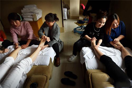 为何中国的洗脚城很多中国男性洗脚的隐藏服务非常快乐