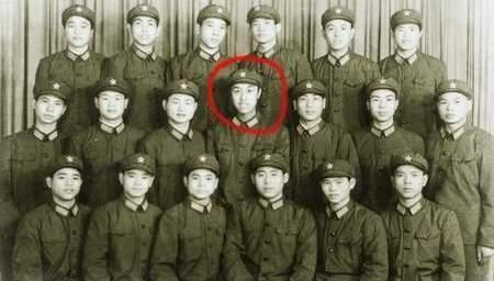 中国第一个变性人，父亲是开国少将，丈夫至死不知她
