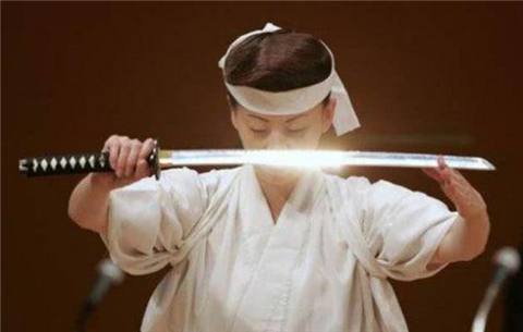 日本武士切腹时为什么要准备一把扇子武士没有扇子我切个鬼