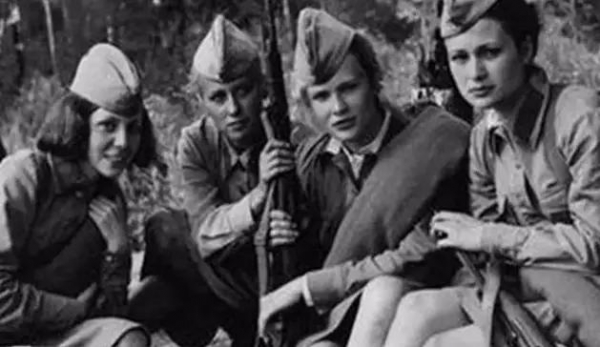 二战时，德军对苏联女兵做了啥？致苏军对200万德国女性疯狂报复