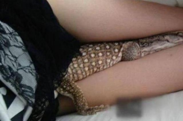 女子在家睡觉，感觉腿间传来一阵凉意，惊醒后马上报警