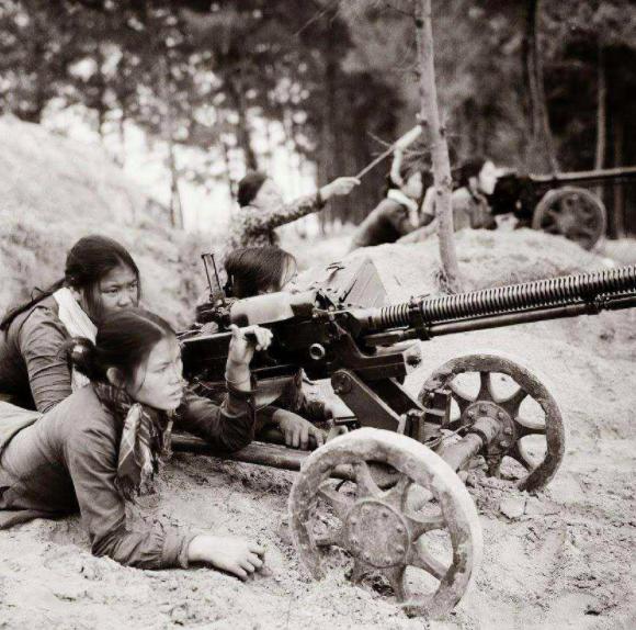 对越自卫反击战，越南女兵被俘后的行为，过于丧失军人的尊严