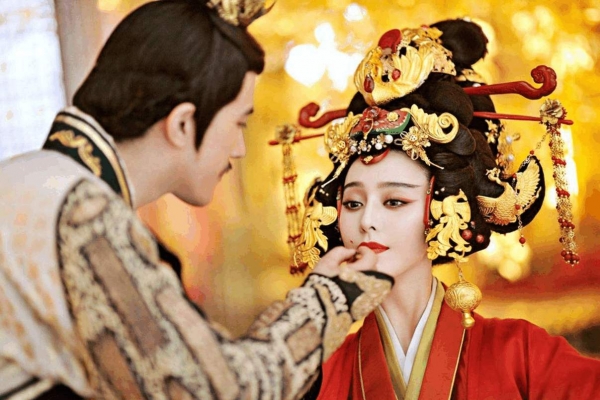 第二个方面是关于李治的,武则天和他共同孕育了四个儿子和两个女儿,但