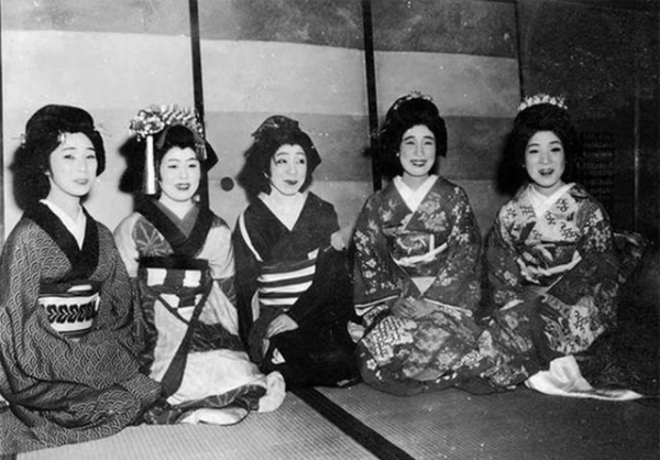二战失败后日本究竟有多惨？上千万人饿死，大量女性被迫卖淫