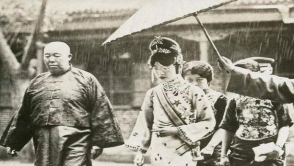 为何文绣就可以离婚,而婉容曾多次计划逃跑,却都无法成功?