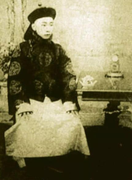 清朝其实有两位末代皇帝，一位是溥仪，另一位活到1942年才去世