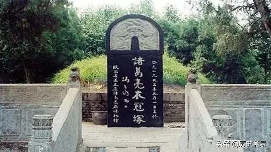 诸葛亮墓1700年无人敢盗，坟上大树很神秘
