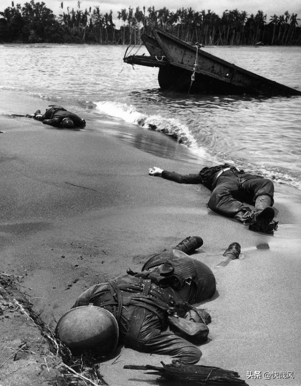 一张赢得二战的照片：三具美国士兵的尸体躺在沙滩上