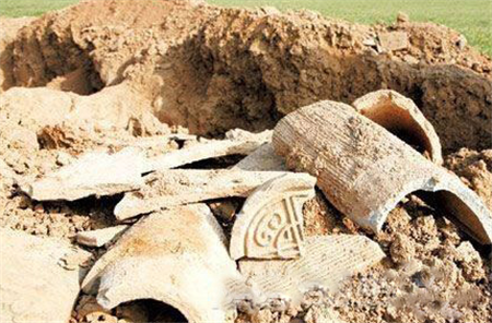 王士燮的坟墓有怪异的现象,墓上常会有雾罩着,盗墓者不敢盗.