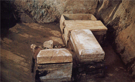 王士燮的坟墓有怪异的现象,墓上常会有雾罩着,盗墓者不敢盗.