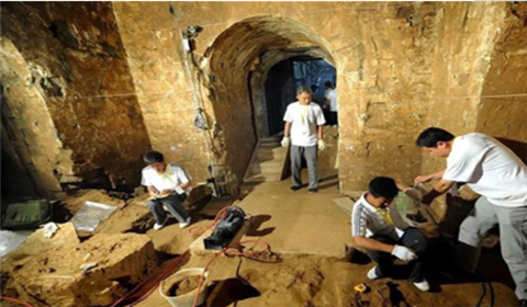 千年古墓中有个密室专家破门而入里面景象让众人兴奋不已