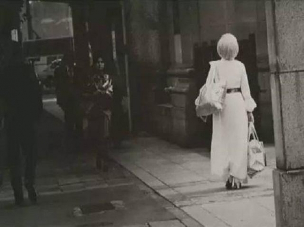 日本烟花女子74岁仍站街，街头60年一直拉客，却备受人们尊重