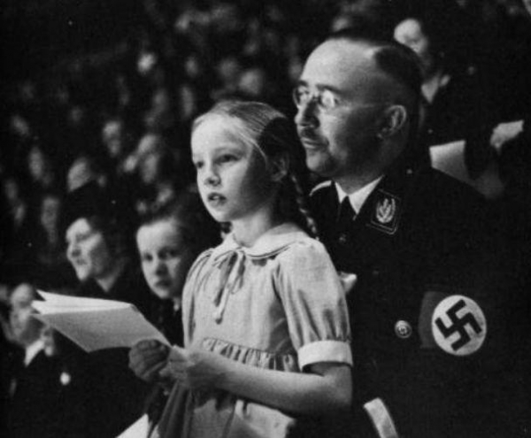 她是“纳粹公主”，从小在观看杀戮中长大，一生只信奉纳粹