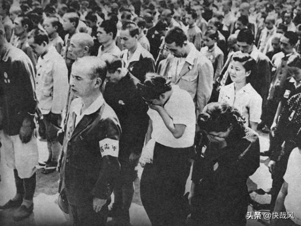 亲耳听到天皇宣布投降时，7000万日本人什么表情？照片不说谎