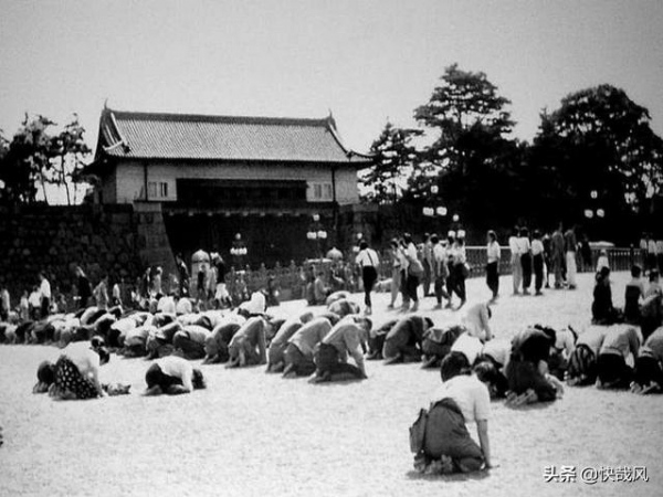 亲耳听到天皇宣布投降时，7000万日本人什么表情？照片不说谎
