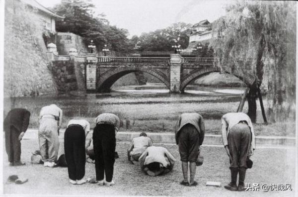 亲耳听到天皇宣布投降时，7000万日本人什么表情？照片不说谎