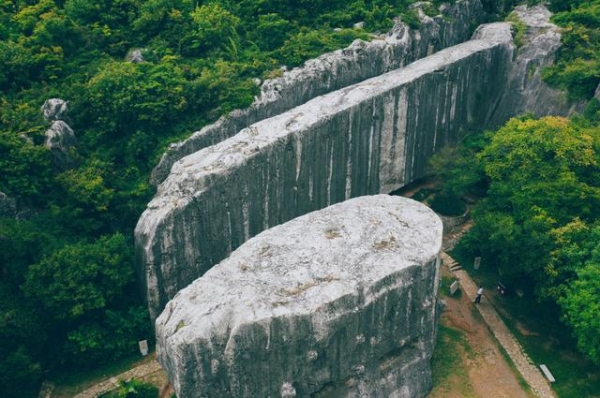 中国史上最大烂尾工程，累死3000人只为作秀，如今却成了旅游胜地