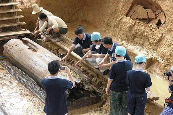 千年古墓挖出46位少女骨关节生出绿色小花尸检后令人气愤2