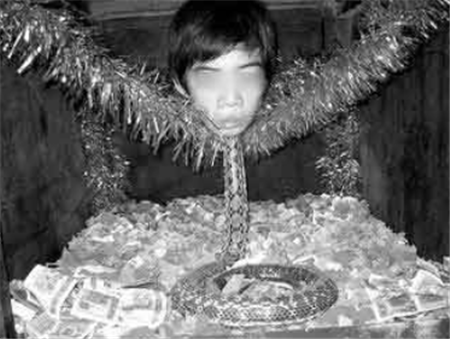 街头出现蛇身人头怪物还会唱歌吓坏路人