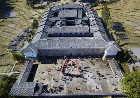 福建深山的神秘古堡,百年从不结蛛网,竟是壁画搞的鬼?