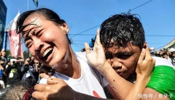 世界最混乱节日男女集体耍流氓来者不拒美女被亲哭