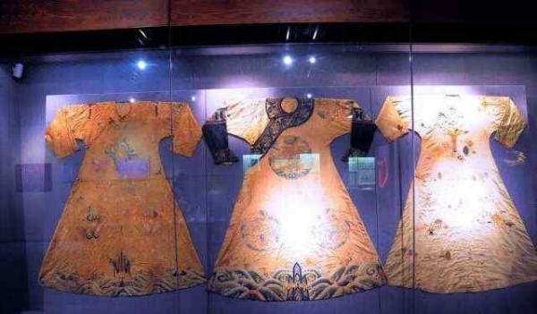 唯一敢穿龙袍下葬的女人，龙袍上有十几万颗珍珠，留下了千古之谜