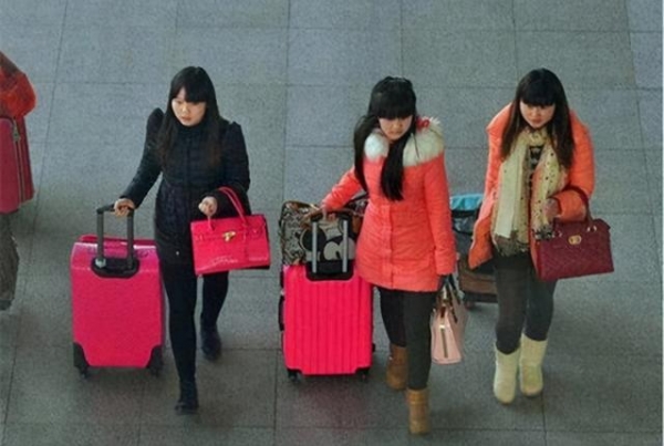 中国上演“女人荒”？光棍增多，“厂妹”减少！妹子们都去哪了？