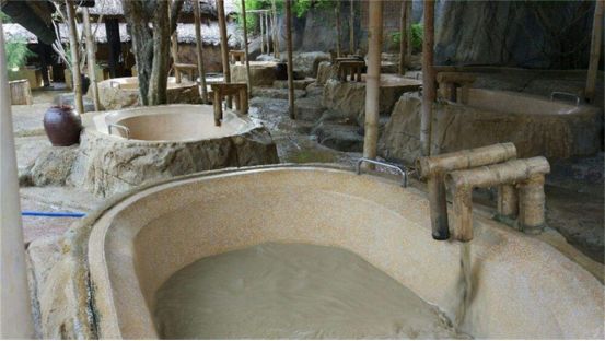 越南泥巴温泉脏到不行却有很多游客慕名而来女生很是喜欢