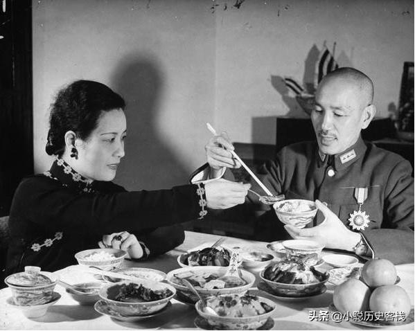 宋美龄吃饭时有个习惯，客人感到痛苦不堪，蒋介石感到很无奈