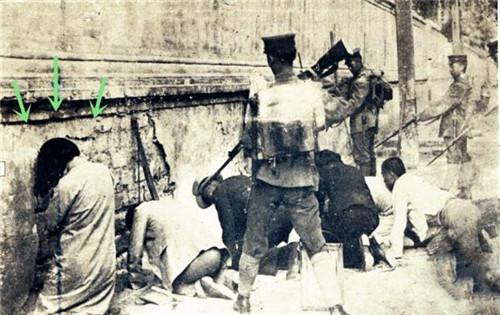 抗战时期真实的老照片：抱着中国儿童的日寇，女子被强迫跪在墙下